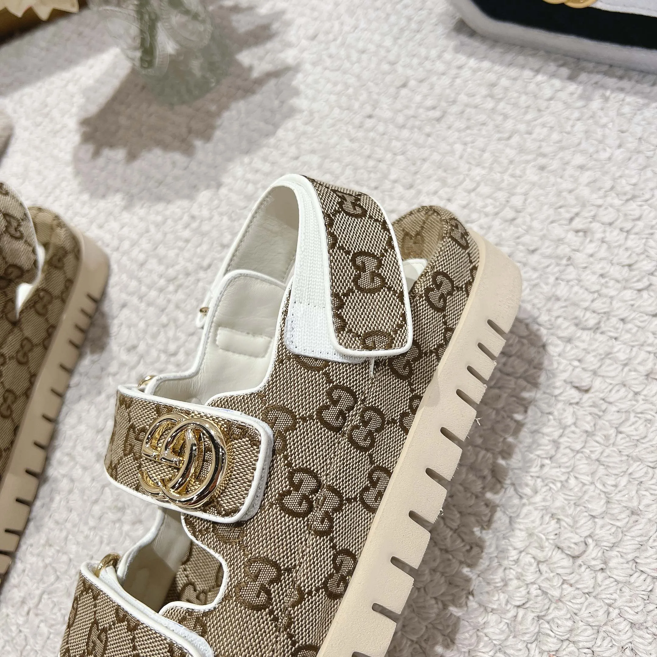 👟👟Ex-factory price 500👟👟Gucci’s modern design aesthetic explores the path of unique craftsmanship, cleverly integrating the brand’s classic elements with its beloved brand logo. The sandal is embellished with the beloved Double G hardware, adding a touch of understated branding to the design, complementing the versatility of the Velcro straps. Outsole: Wear-resistant and easy-to-bend sawtooth rubber foam sole! Ultra-light sole. Natural PU heightening insole. Size: Female 35-41#